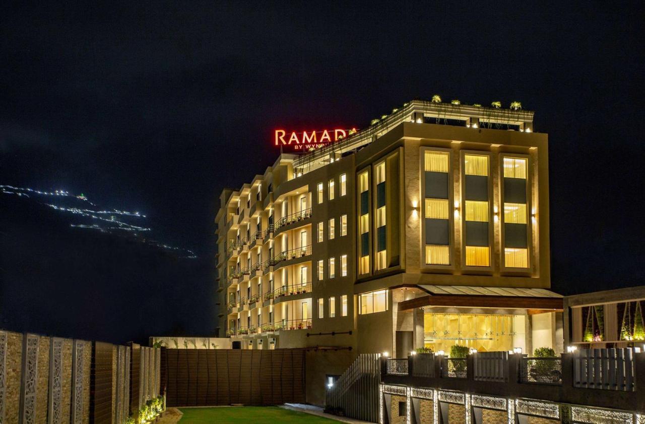 Hotel Ramada By Wyndham Katra Station Road Exteriér fotografie